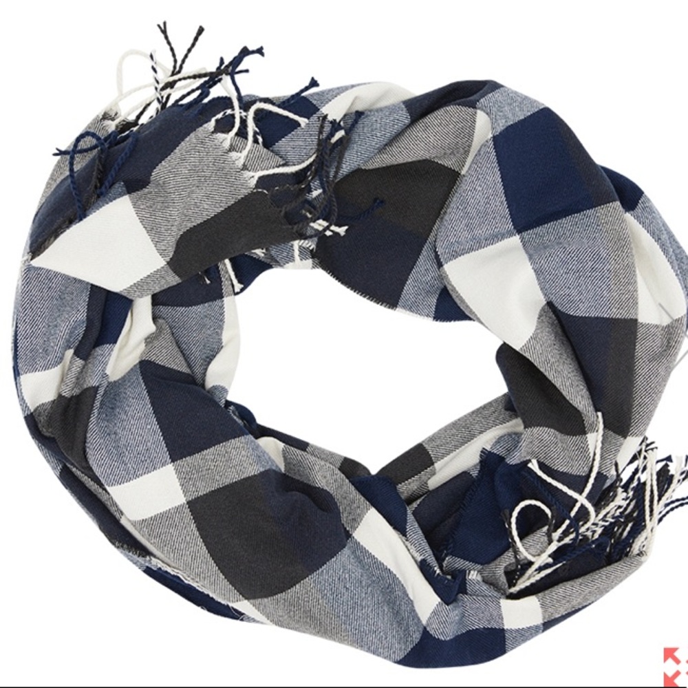 🎉HP🎉NWT Plush ultra soft plaid scarf with fringe - Picture 2 of 7